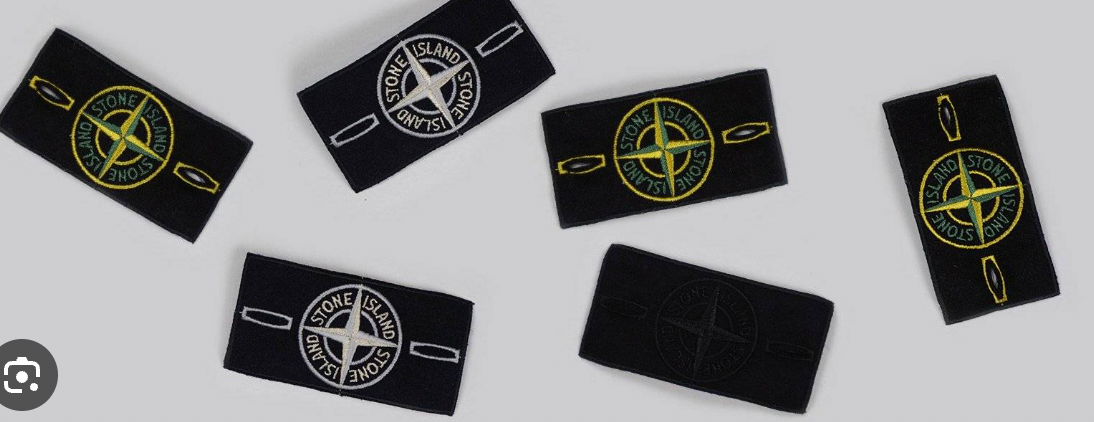 six coloris de badge brodé · fixation deux œillets